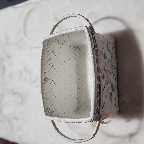 VINTAGE WHITE BASKET WITH FLOWERS DESIGNED. - Picture 5 of 6